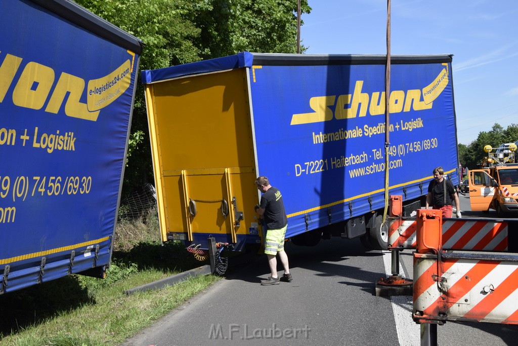 LKW in Boeschung A 3 Rich Frankfurt Hoehe Roesrath Lohmar P108.JPG - Miklos Laubert